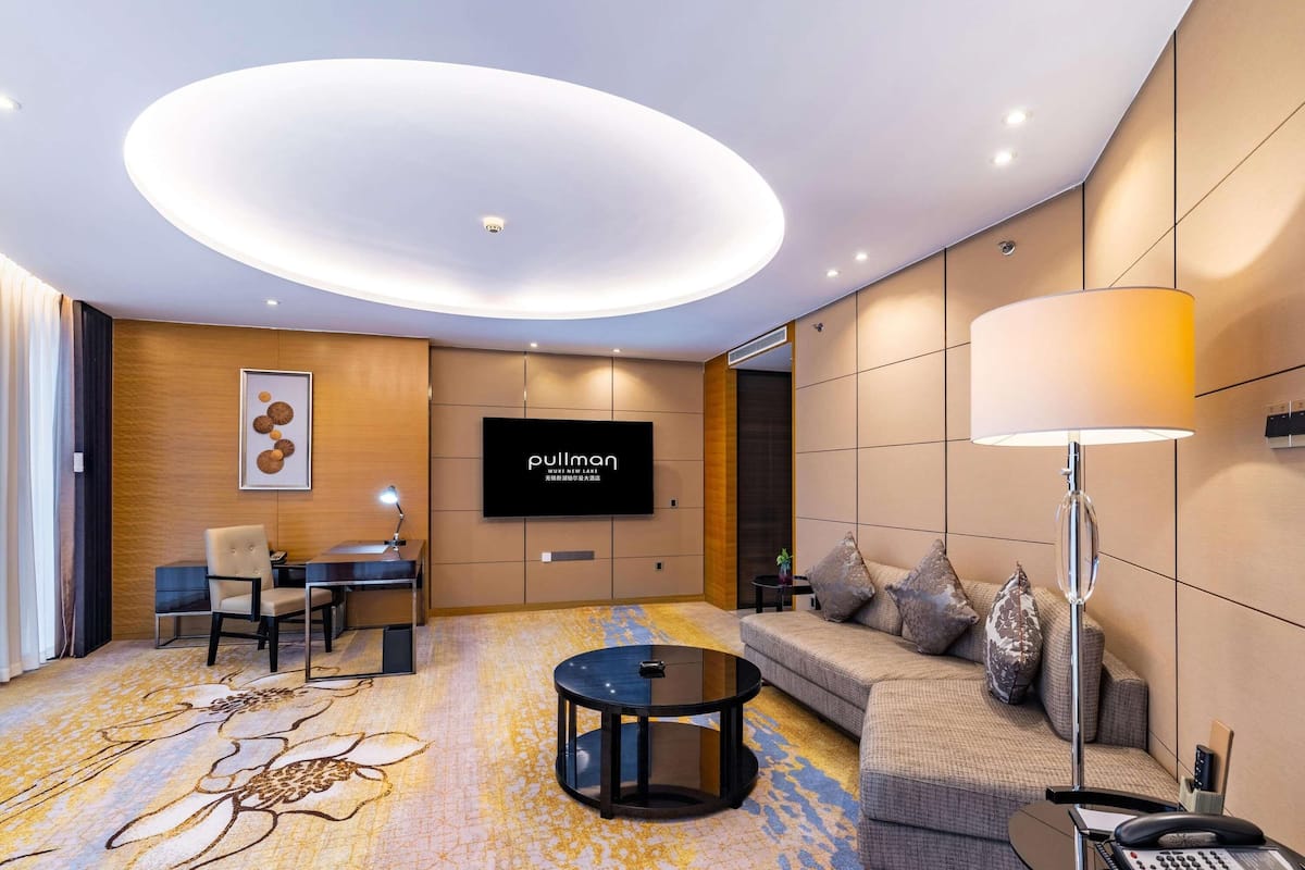 Deluxe Suite, 1 King Bed | Minibar, in-room safe, desk, blackout drapes