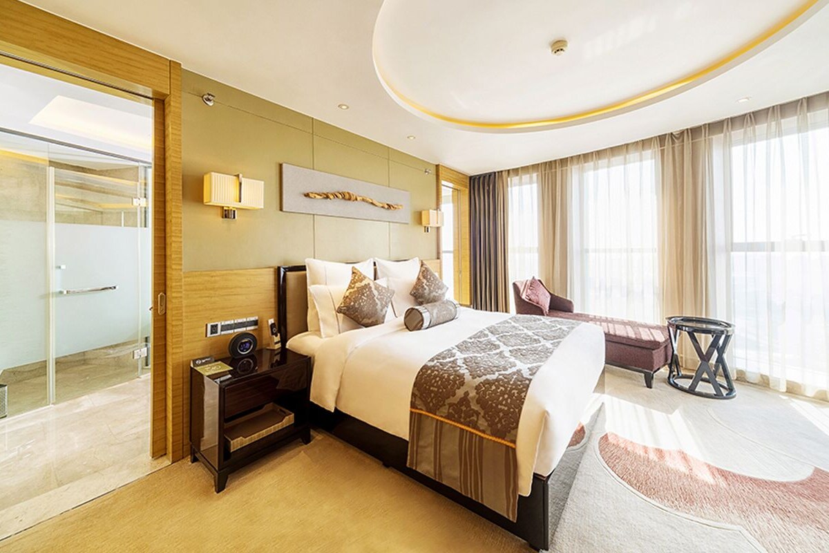 Suite – deluxe, 1 kingsize-seng | Minibar, safe på rommet, skrivebord og blendingsgardiner