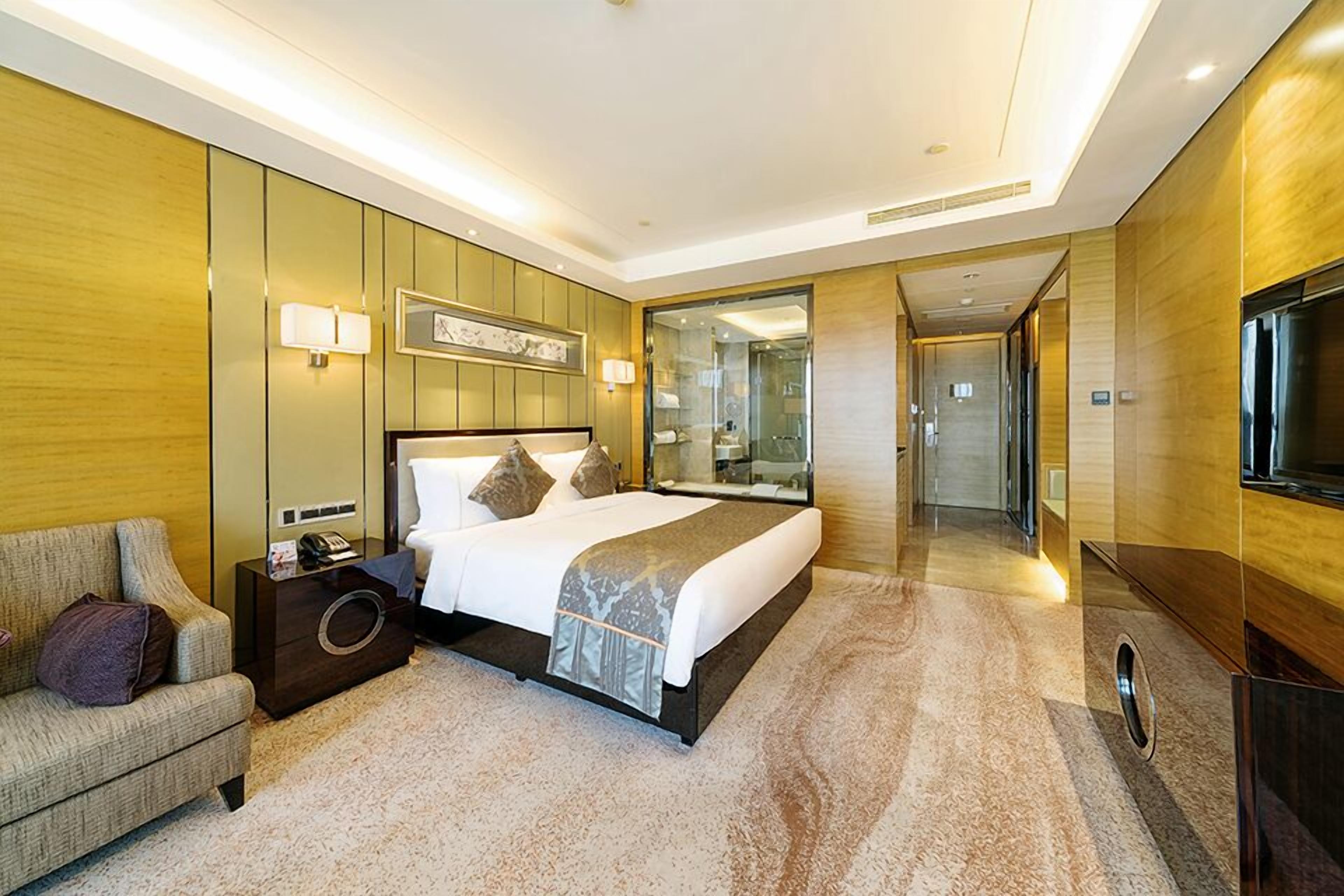 superior room, 1 king bed | 1 bedroom, minibar, in-room safe, desk