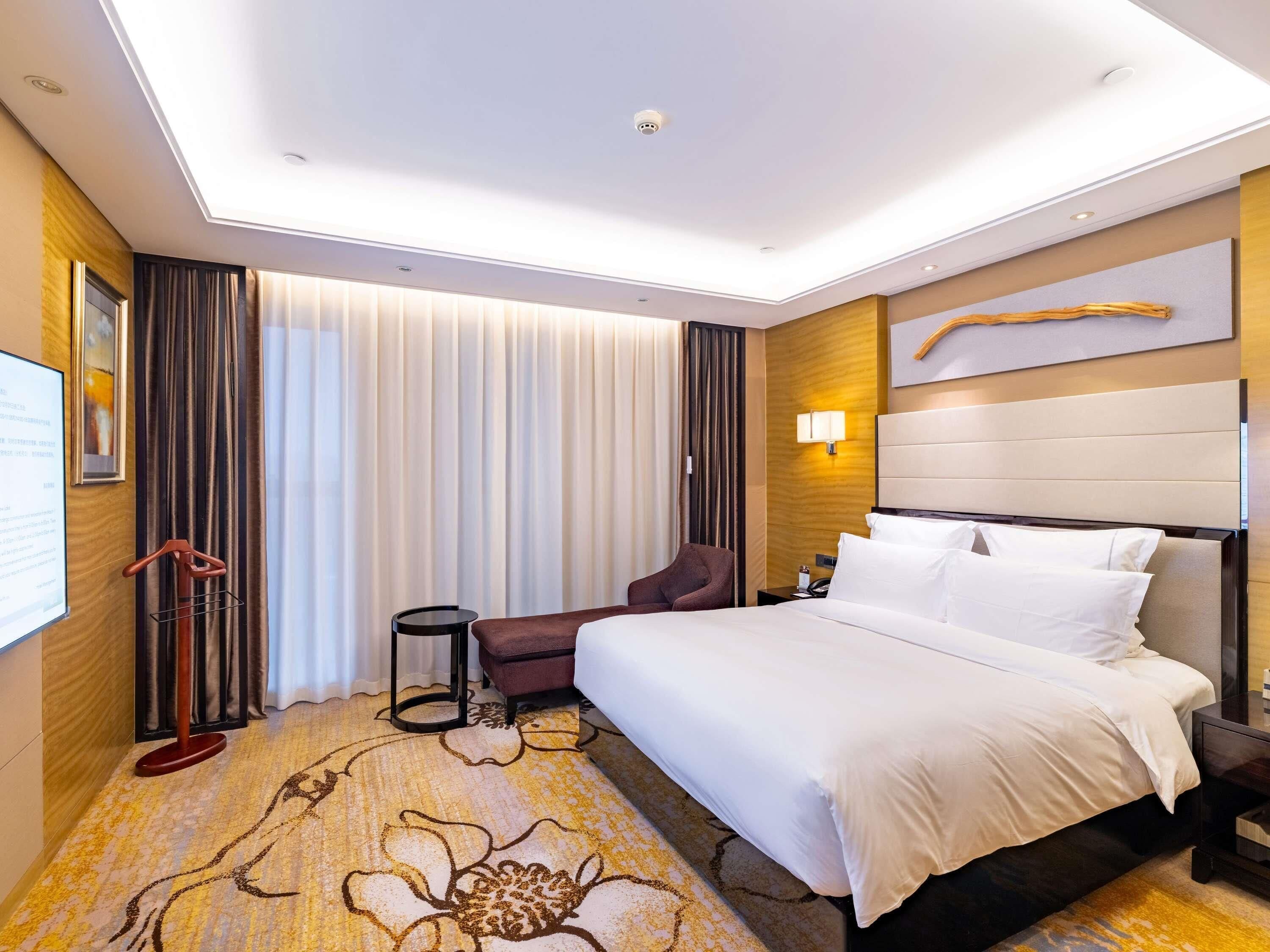 Suite – superior, 1 kingsize-seng | Minibar, safe på rommet, skrivebord og blendingsgardiner