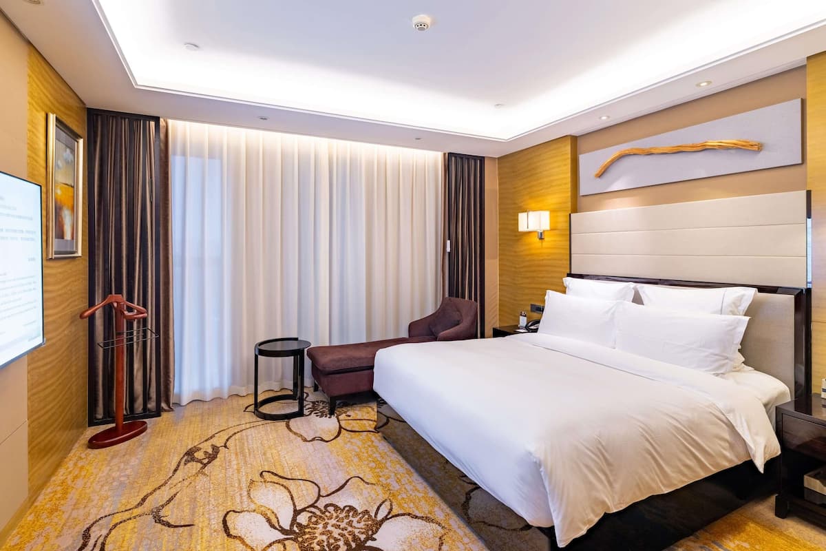 Minibar, caja de seguridad en la habitación y escritorio