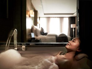 Deluxe Room, 1 King Bed | Minibar, in-room safe, desk, blackout drapes