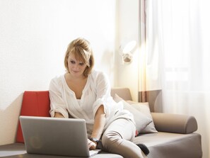 Suite Eksekutif, 1 Tempat Tidur King | Seprai antialergi, brankas, meja kerja, dan ruang kerja ramah laptop