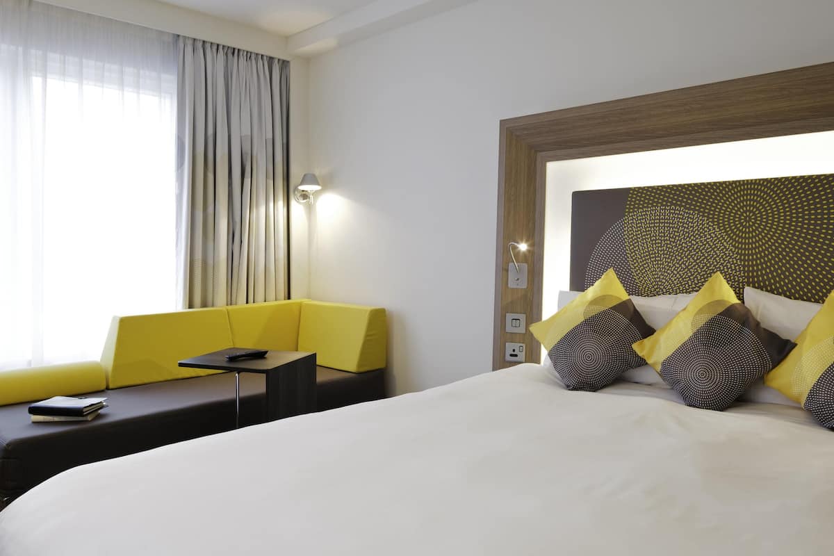 Phòng Superior, 1 giường cỡ queen | Bộ đồ giường kháng dị ứng, két bảo mật tại phòng, bàn