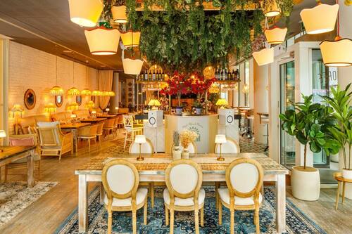 Lunch and dinner served, international cuisine