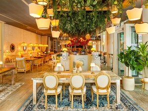 Déjeuner et dîner servis sur place, spécialités Cuisine internationale