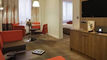 Executive-suite - 1 kingsize-seng | Allergivenligt sengetøj, pengeskab på værelset, skrivebord