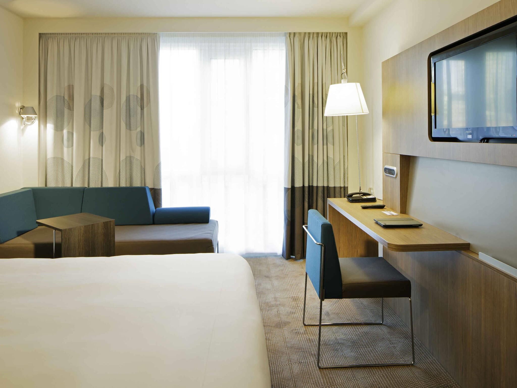 Premium Room, 1 Queen Bed (Executive) | Hypo-allergenic bedding, in-room safe, desk, laptop workspace