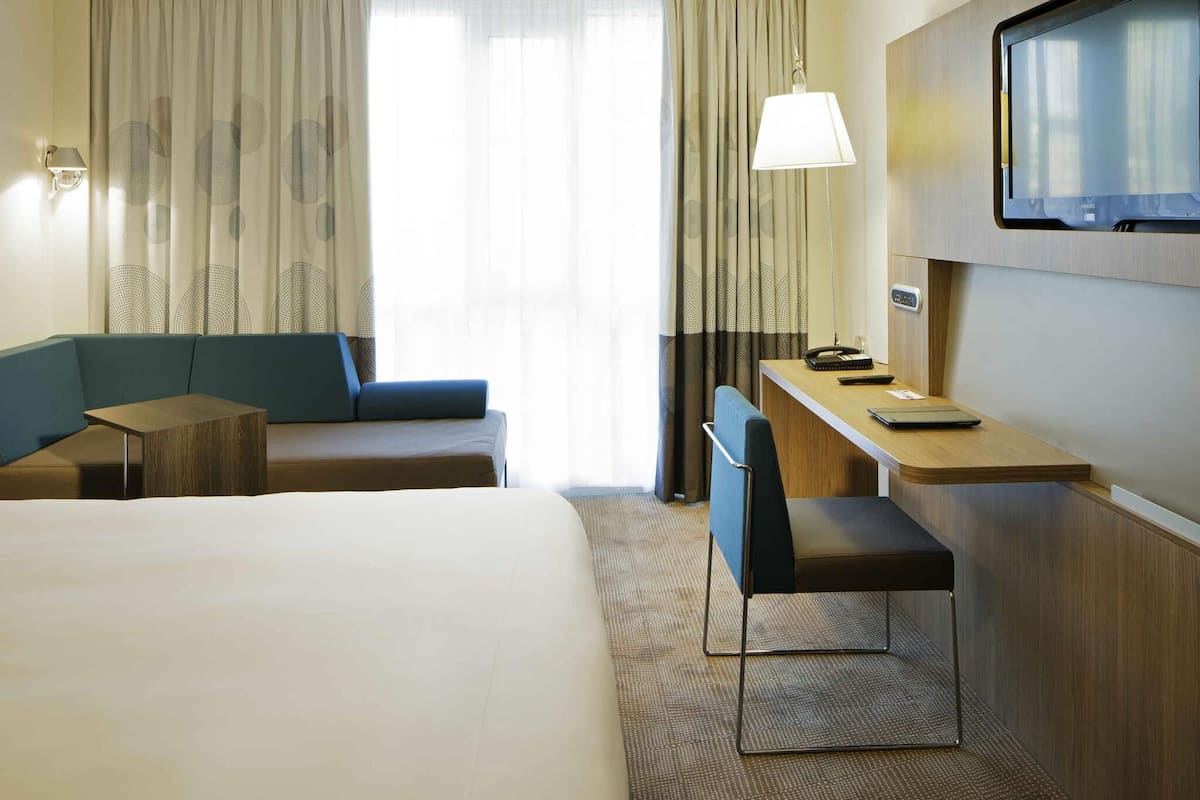 Premium Room, 1 Queen Bed (Executive) | Hypo-allergenic bedding, in-room safe, desk, laptop workspace