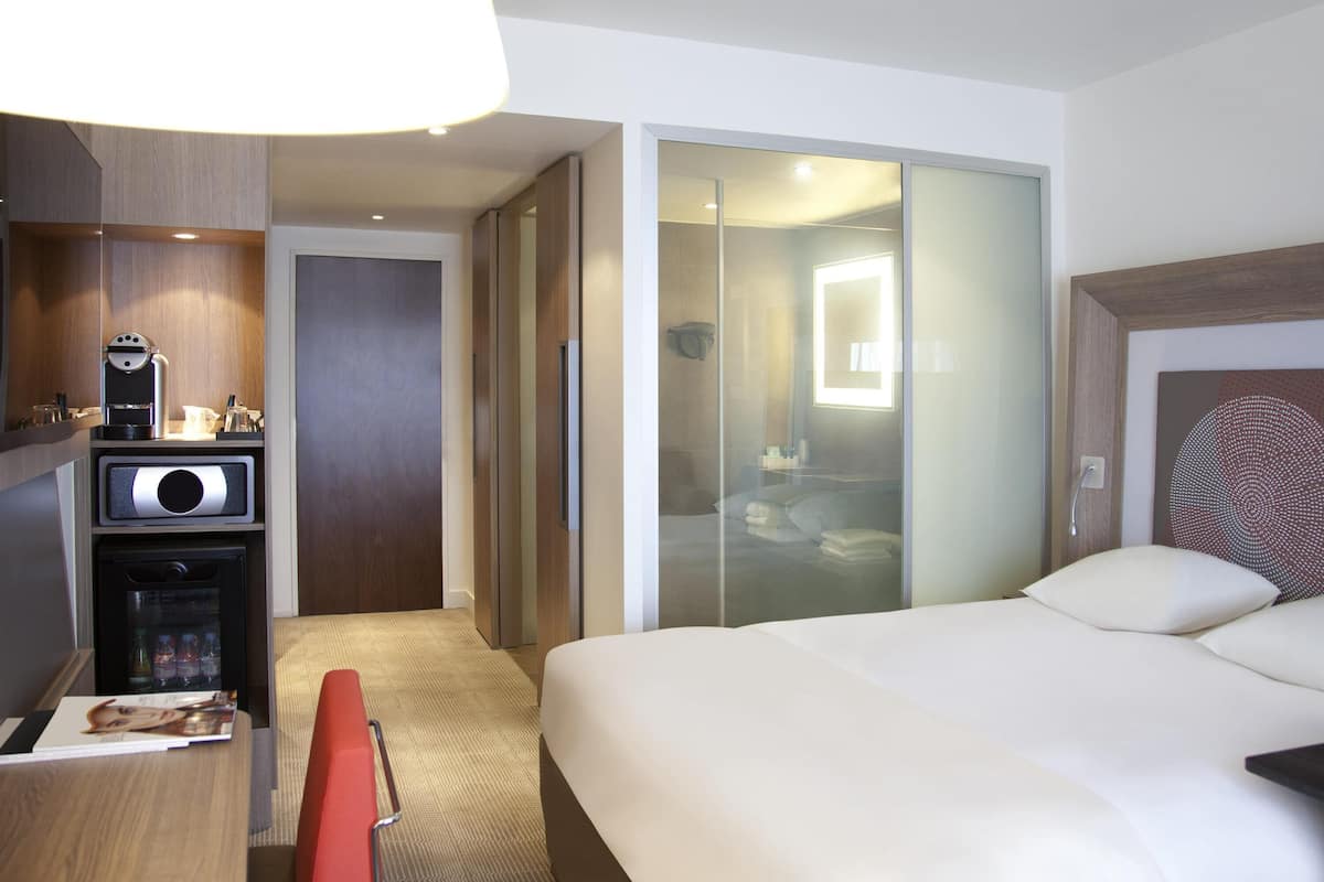 Quarto superior, 1 cama Queen | Roupas de cama antialérgicas, cofres nos quartos, escrivaninha