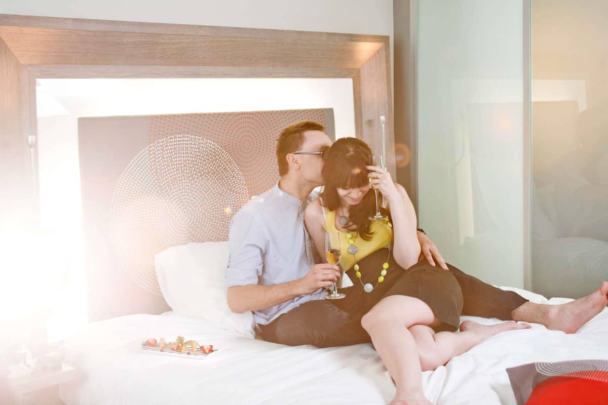 Premium Room, 1 Queen Bed, Balcony | Hypo-allergenic bedding, in-room safe, desk, laptop workspace