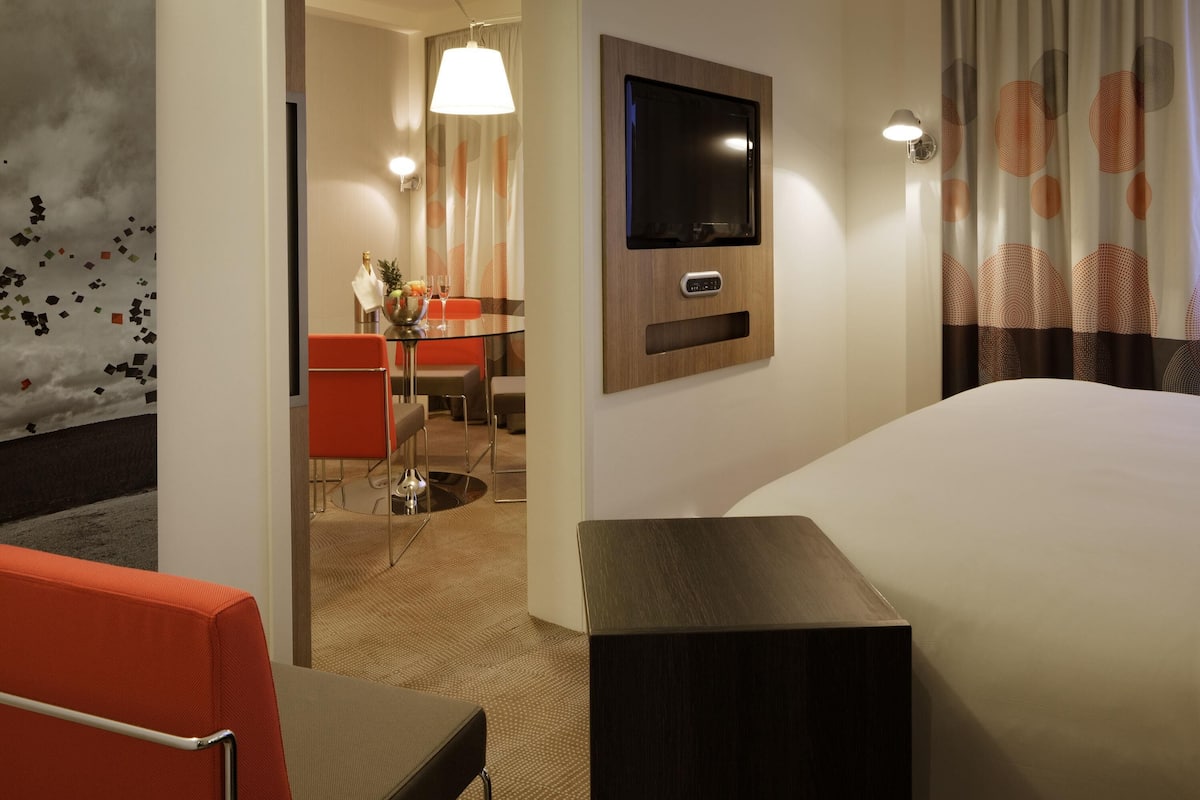 Suíte executiva, 1 cama King | Roupas de cama antialérgicas, cofres nos quartos, escrivaninha