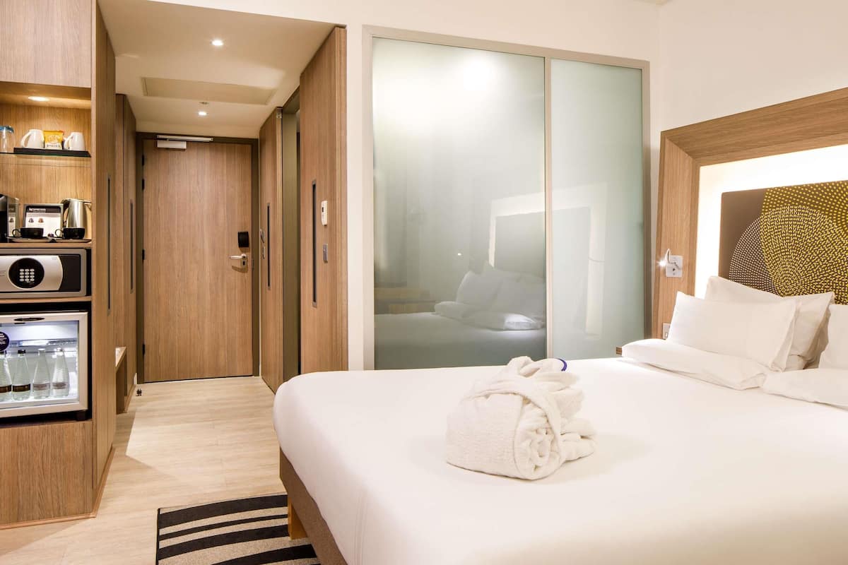Camera Premium, 1 letto queen (Executive) | Biancheria da letto ipoallergenica, una cassaforte in camera