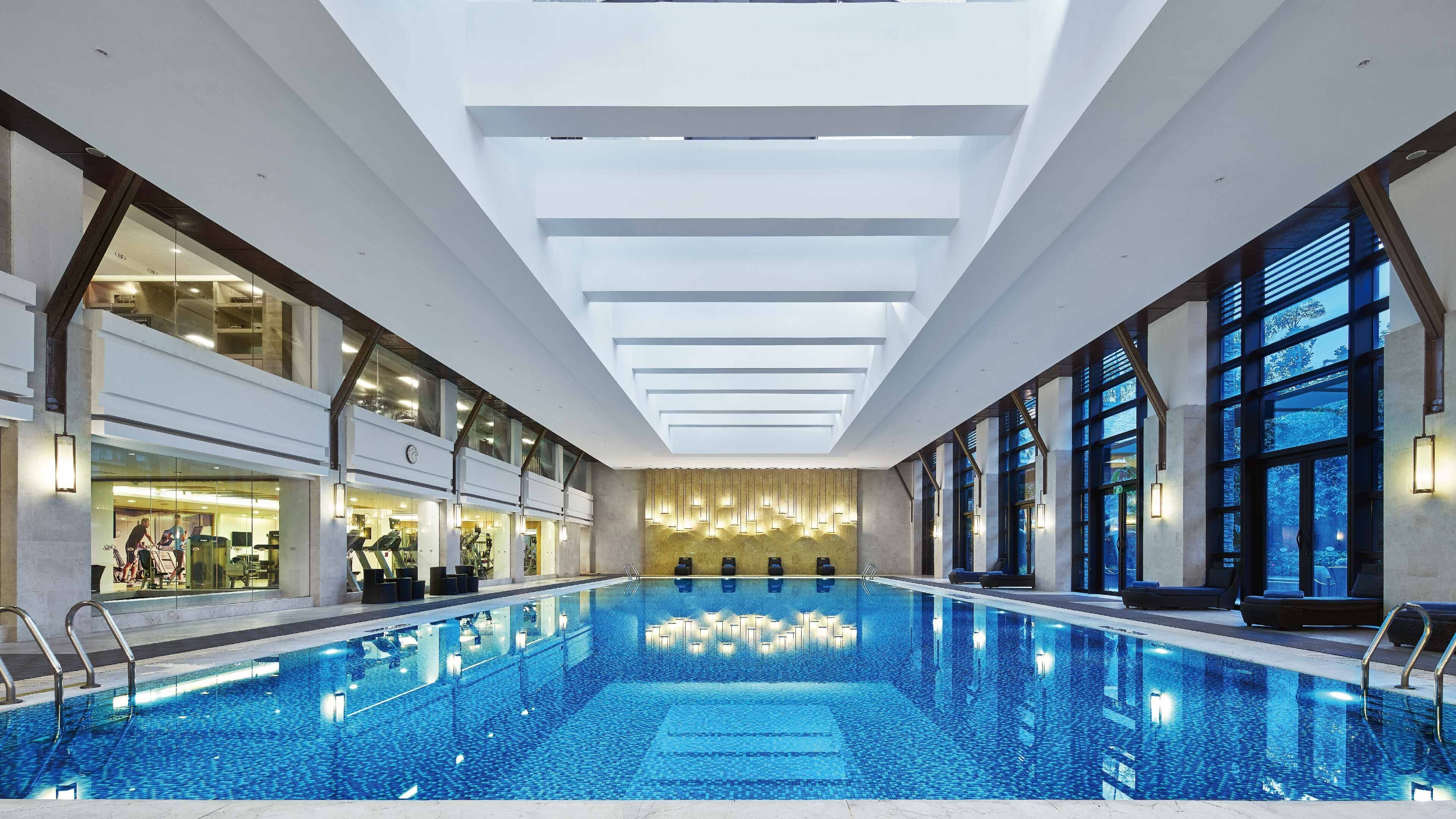Piscine couverte, piscine extérieure