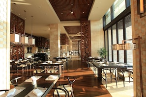 3 restaurants, breakfast, lunch, dinner served; international cuisine
