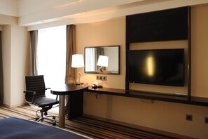 Caixa forta a l'habitació, escriptori i planxa i posts de planxar 