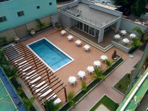 Una piscina al aire libre