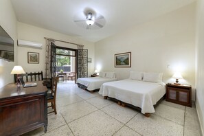 Habitación doble familiar | Edredón, caja de seguridad en la habitación y decoración personalizada 