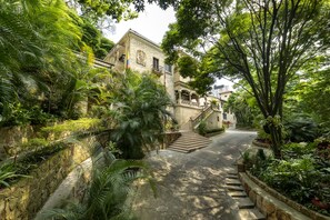 Vista frontal de la propiedad