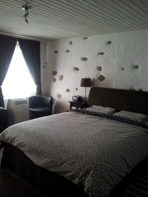 Premium bedding, in-room safe, individually decorated, desk - Bnb Bursins (Bursins)