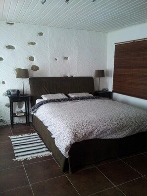 Premium bedding, in-room safe, individually decorated, desk - Bnb Bursins (Bursins)