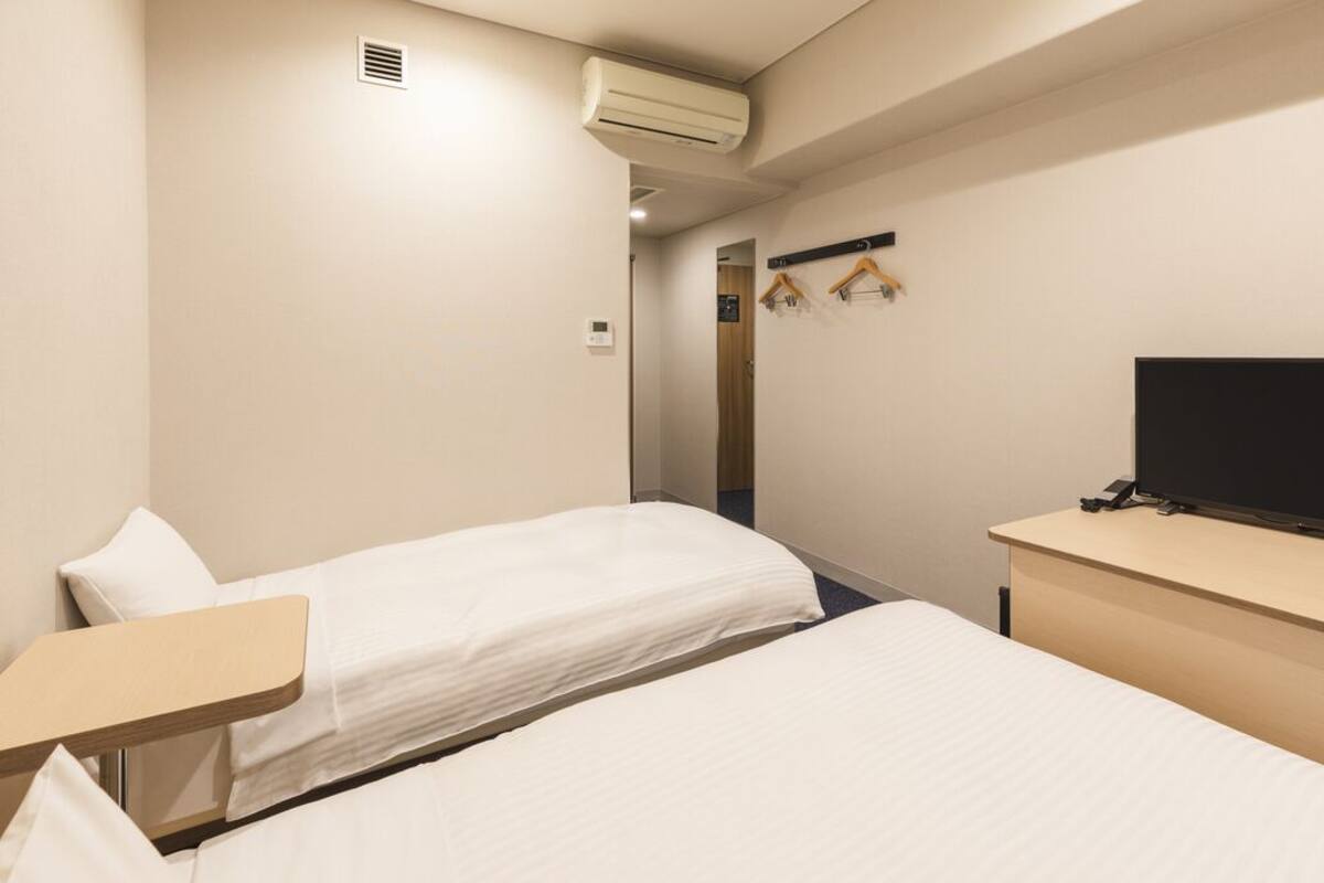 羽绒被、遮光窗帘、免费 WiFi、床单