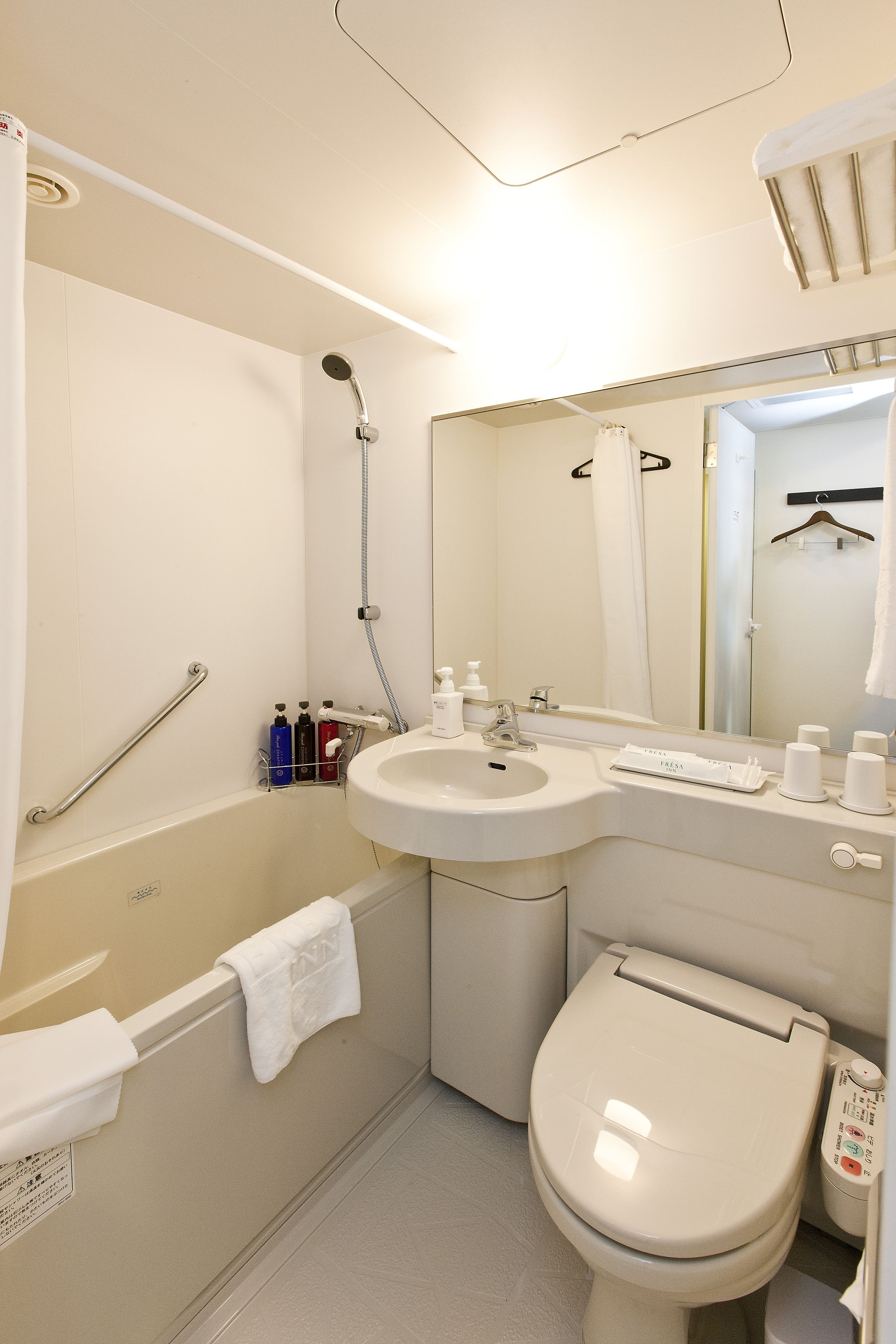 combined shower/bathtub, rainfall showerhead, free toiletries