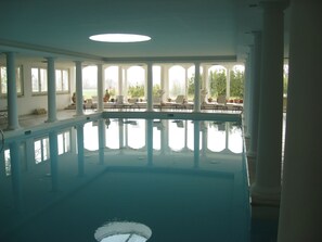 Piscine couverte, accès possible de 09 h 00 à 19 h 00, chaises longues 