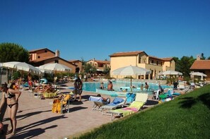 Outdoor pool, pool umbrellas, sun loungers - Villaggio Turistico Airone (Piombino)