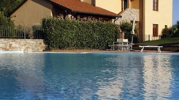 Piscine extérieure, parasols de plage, chaises longues