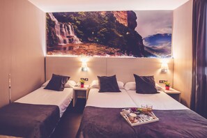 Habitació triple bàsica, bany privat | Caixa forta a l'habitació, planxa i posts de planxar i wifi gratuïta 