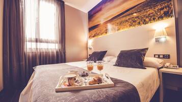 Eenvoudige Twin kamer, 2 eenpersoonsbedden, privébadkamer | Een kluis op de kamer, een strijkplank/strijkijzer, gratis wifi