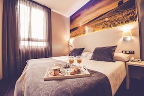 Basic Twin Room, 2 Twin Beds, Private Bathroom | In-room safe, iron/ironing board, free WiFi - Hostal Prado (Madrid)