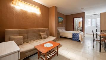 Economy-dobbeltværelse | Pengeskab på værelset, mørklægningsgardiner, gratis Wi-Fi, sengetøj