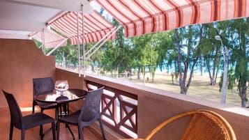 Comfort-studiosuite - flere senge - køkken - havudsigt | Terrasse/gårdhave