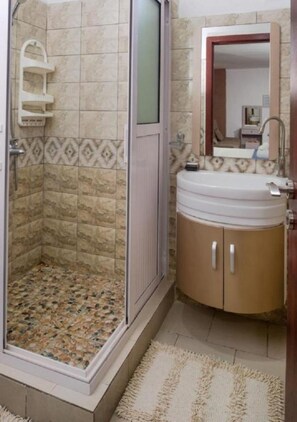エコノミー ダブルルーム | バスルーム | シャワー、タオル、石鹸、トイレットペーパー