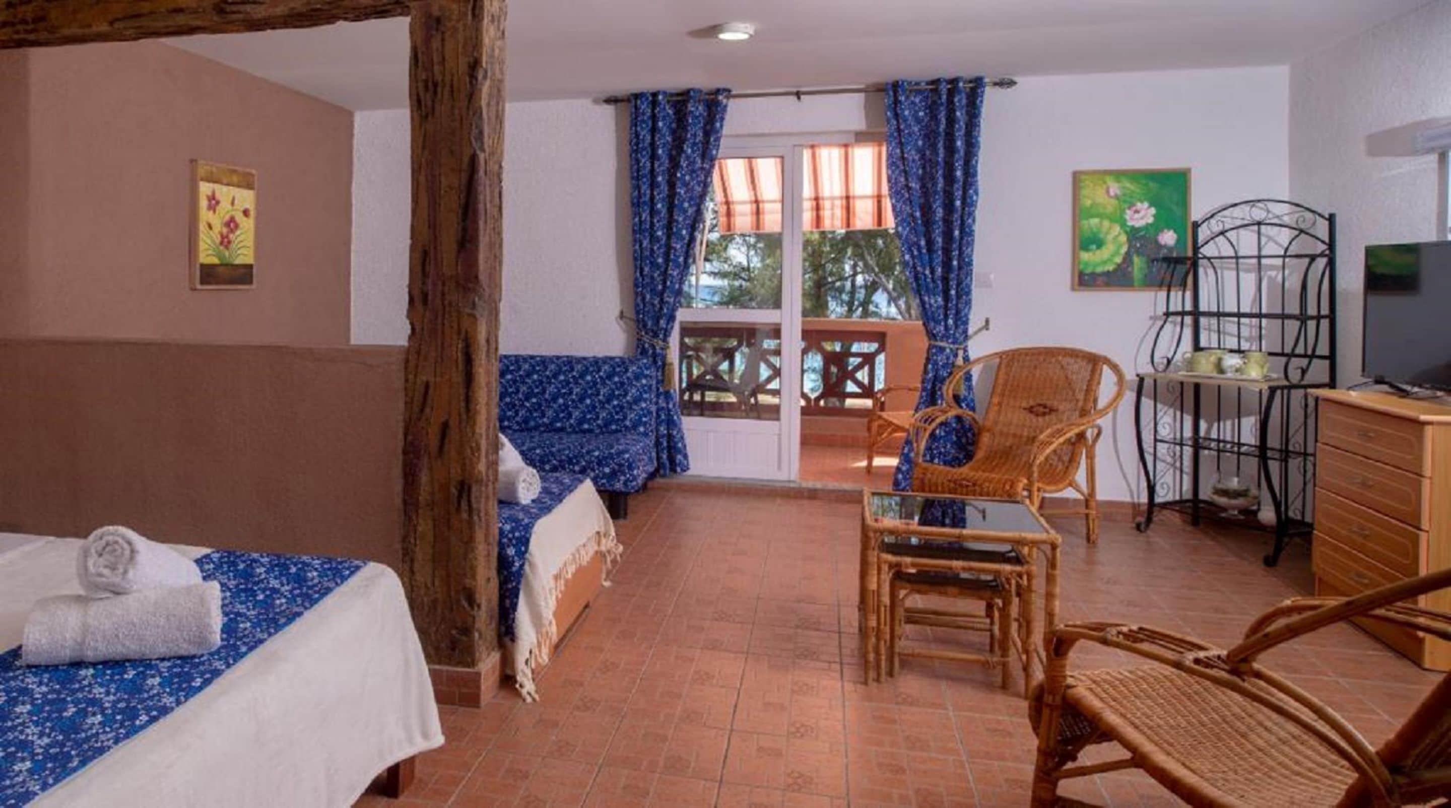 comfort studio suite, multiple beds, kitchen, ocean view | in-room safe, blackout curtains, free wifi, bed sheets