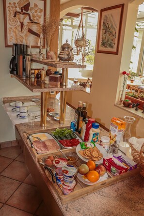 Daily continental breakfast (EUR 16 per person)