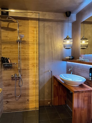 Quarto design | Banheiro | Chuveiro, secador de cabelo, toalhas de banho, sabonete