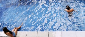 室外游泳池，提供泳池遮陽傘
