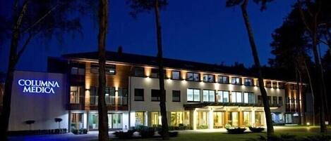 Majoituspaikan julkisivu illalla/yöllä