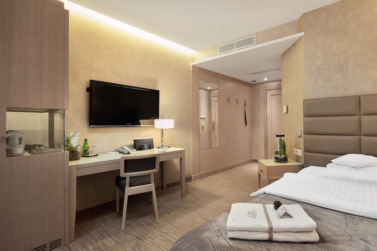 standard single room | premium bedding, down duvets, minibar, in-room safe