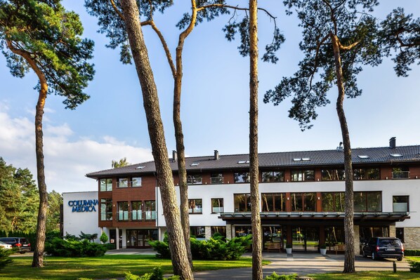 A modern building with a sign reading "COLUMN MEDICA". - Columna Medica (Lask)