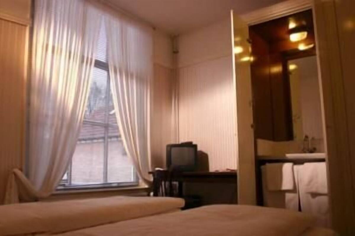 Frigobar, escrivaninha, cortinas blackout, ferros/tábuas de passar roupa