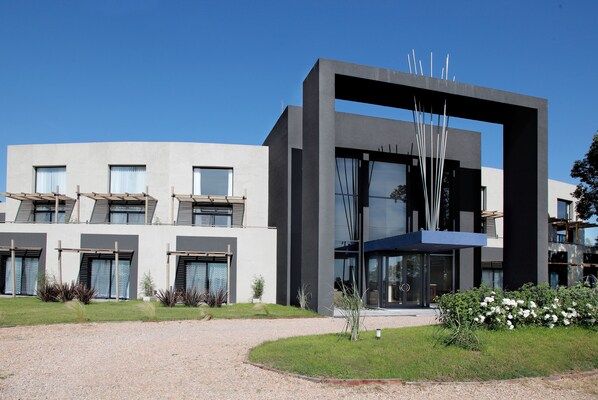 Fachada de la propiedad