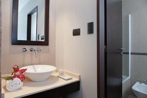 Ducha, secador de pelo, toallas