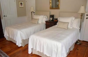 Blackout curtains, iron/ironing board, free WiFi - Green Acres B&B (Simsbury)