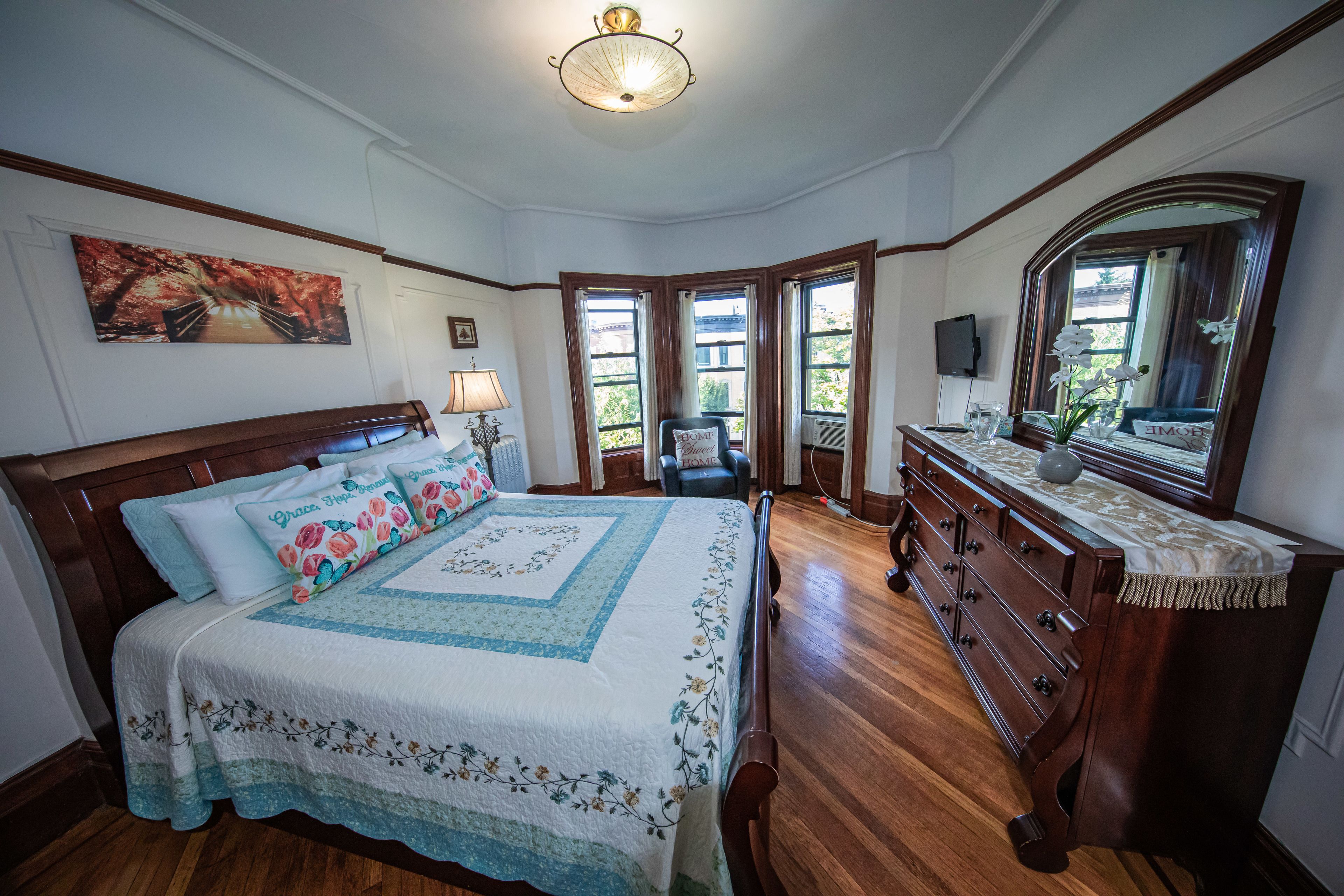 Signature Double Room, 1 Queen Bed, Non Smoking, City View (Hilton (4)) | Individually decorated, individually furnished, blackout drapes