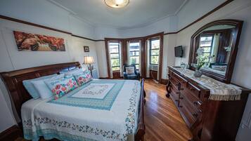 Signature Double Room, 1 Queen Bed, Non Smoking, City View (Hilton (4)) | Individually decorated, individually furnished, blackout drapes