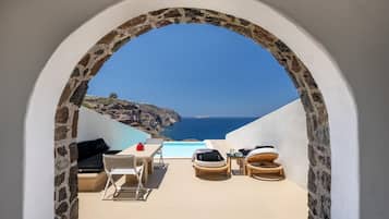 Cave Suite Infinity Pool Caldera View | Outdoor dining